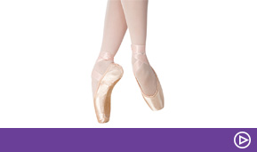 Sono rappresentate piedi di ballerina con le scarpette, mentre fanno un passo di danza.